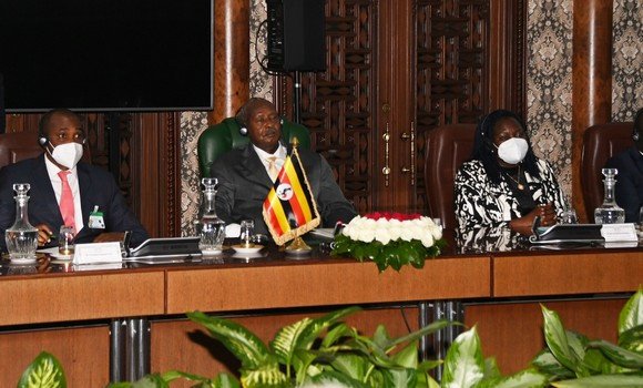 رئيس جمهورية أوغندا يوويري موسيفيني (وسط)