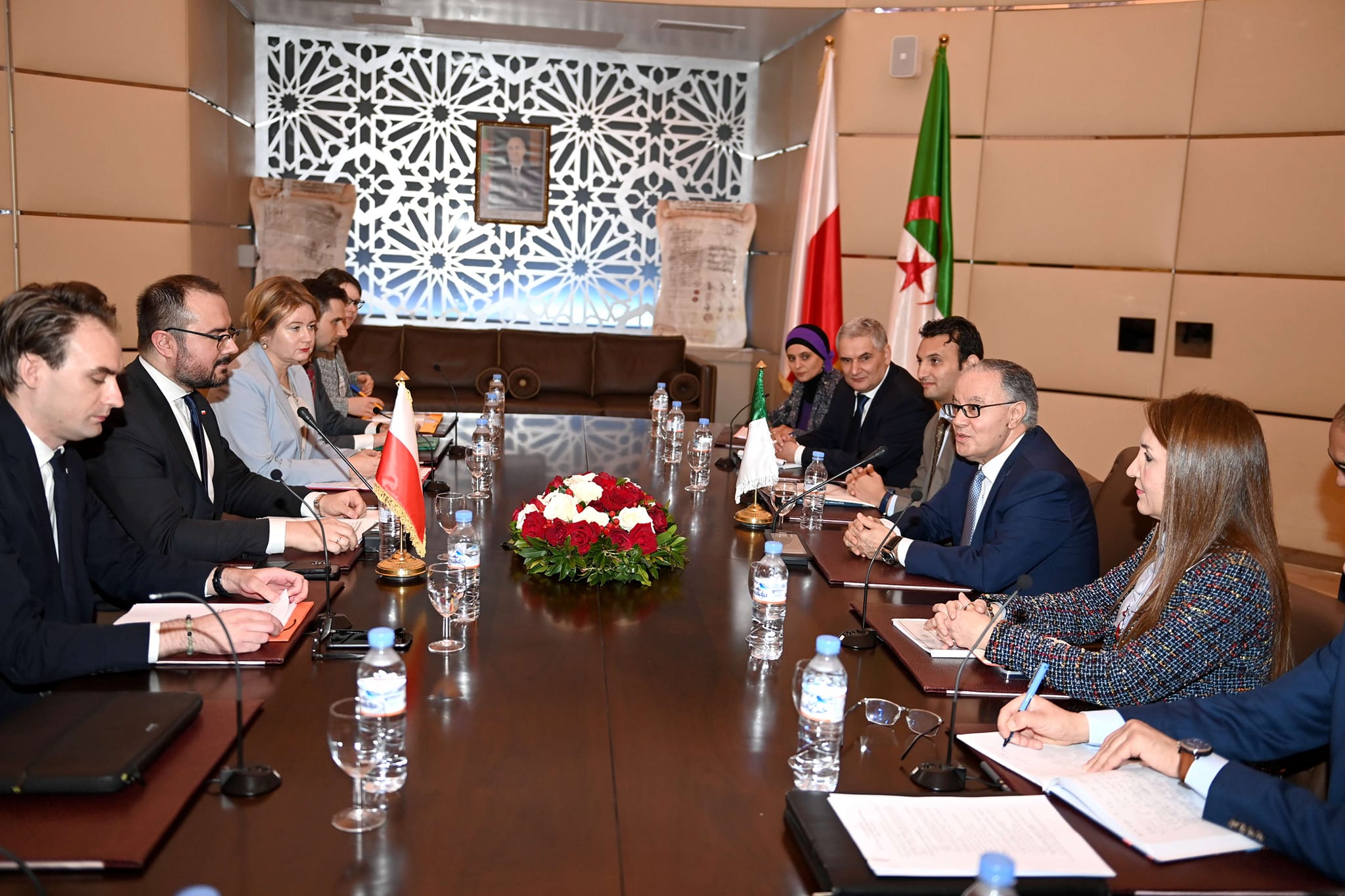 المشاورات السياسية بين الجزائر وبولونيا