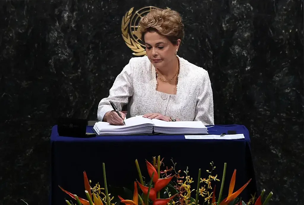 dilma-rousseff-banque-brics-25.03.23.jpeg