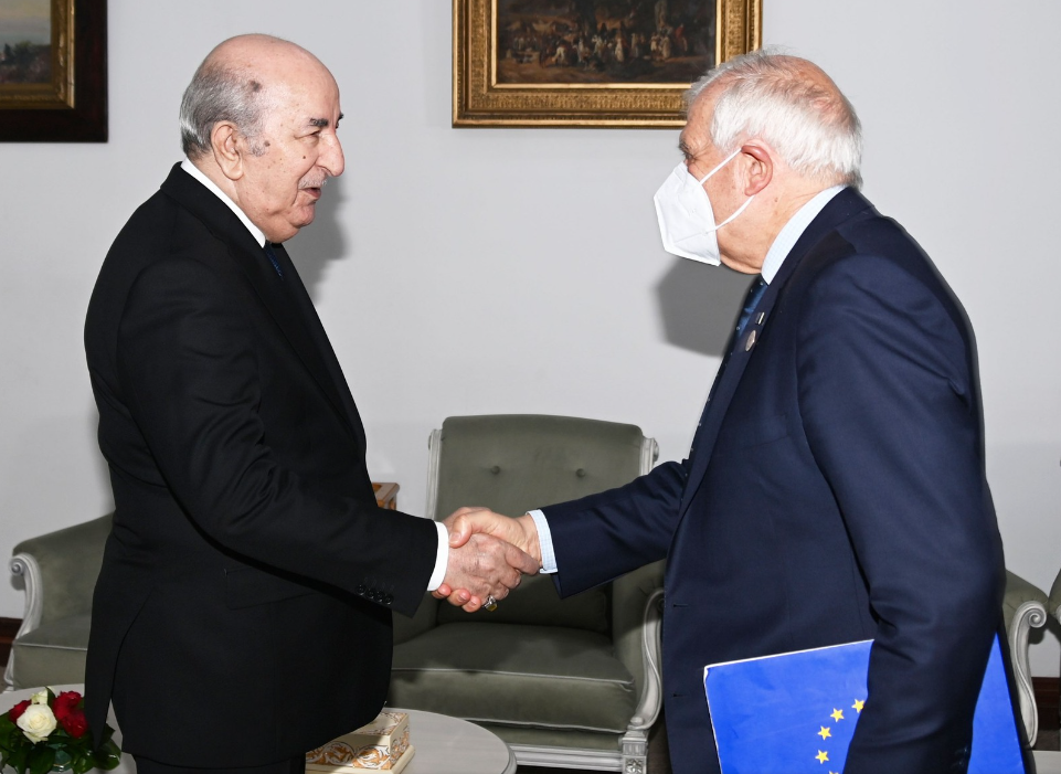 جوزيب بوريل يصافح رئيس الجمهورية