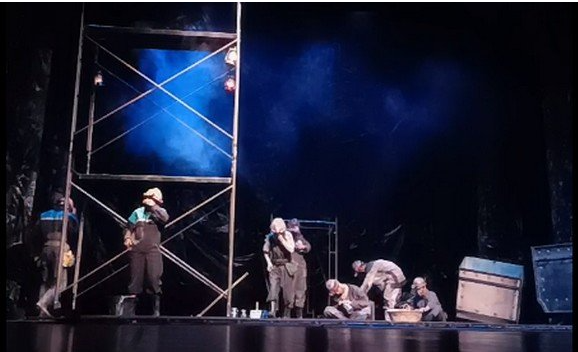 لقطة من مشهد لمسرحية "تراب الجنون"