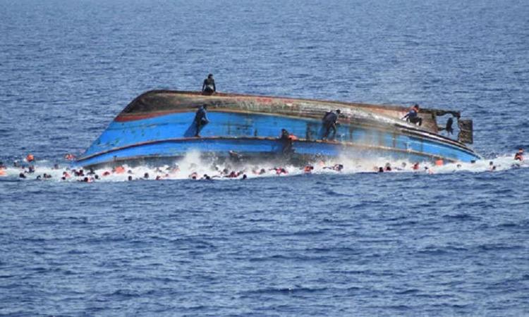 مصرع 11 شخصا في حادث انقلاب عبّارة في إندونيسيا