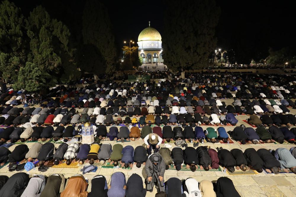 صلاتي العشاء والتراويح في رحاب المسجد الأقصى