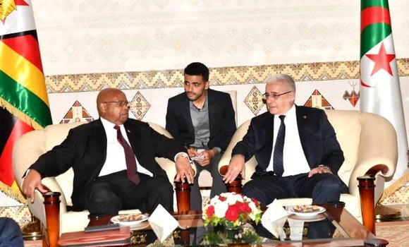 رئيس المجلس الوطني لجمهورية زمبابوي يحل بالجزائر في اطار زيارة رسمية