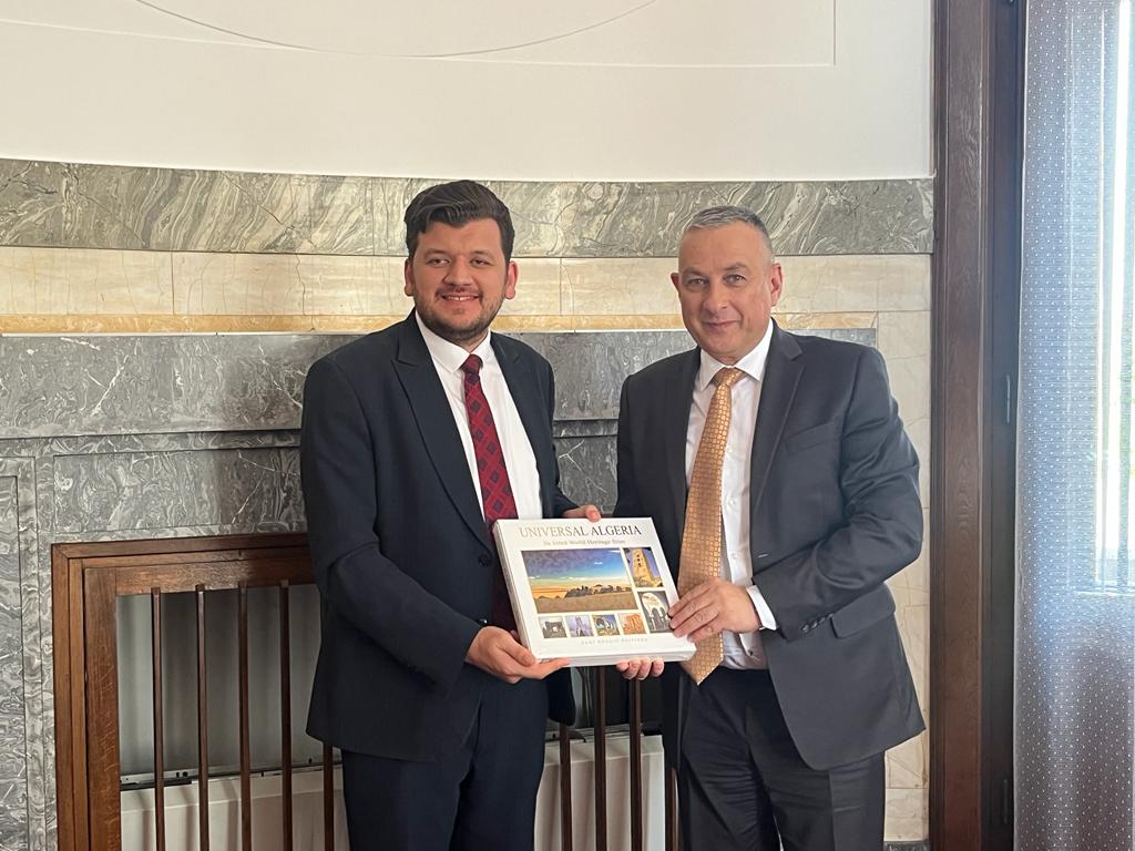 ياسين مهدي مع مجموعة من المسؤولين التشيكيين