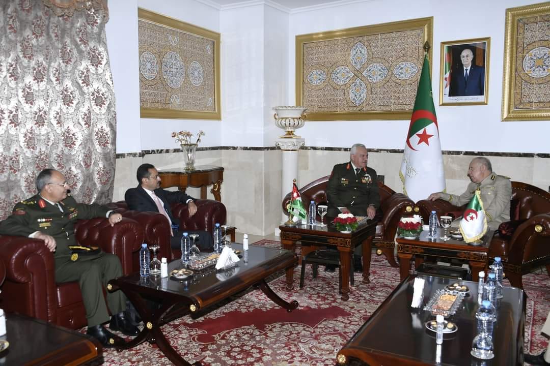 استقبال شنقريحة لضيفه الأردني