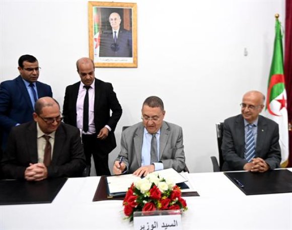 مراد يشرف على تنصيب المدير العام الجديد لمركز البحث في علم الفلك والفيزياء الفلكية والفيزياء الأرضية