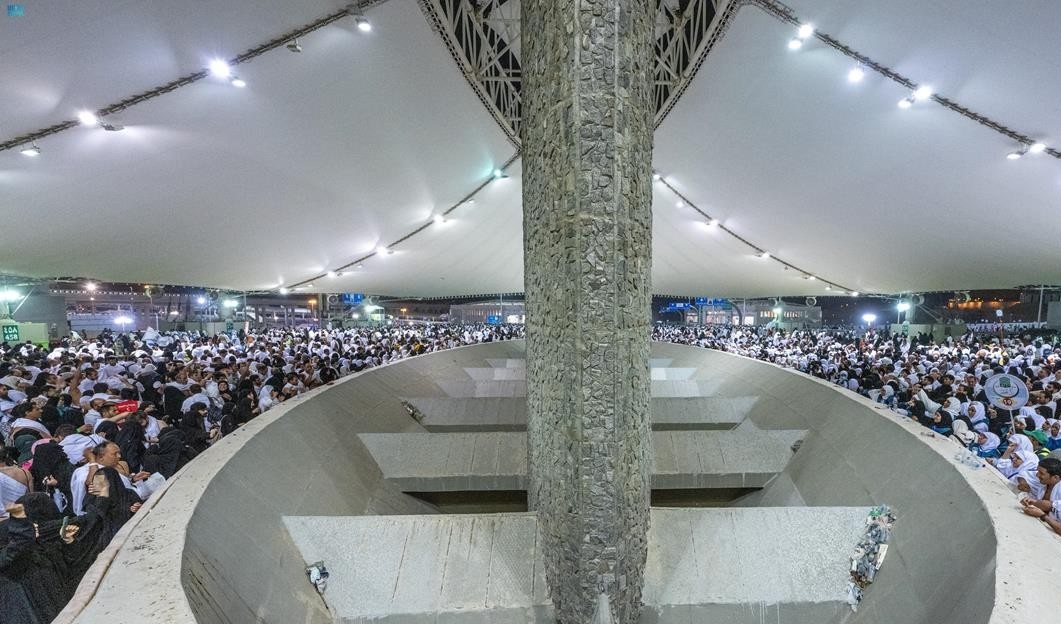 توافد الحجاج على مشعر منى لرمي جمرة العقبة