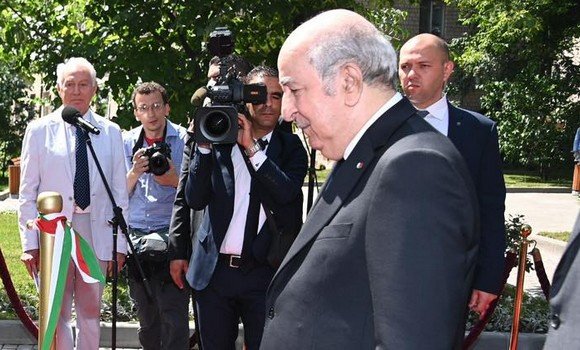 رئيس الجمهورية يضع إكيلا من الزهور على نصب الجندي المجهول