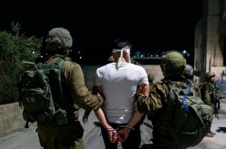 قوات الاحتلال الصهيوزني تعتقل 3 فلسطينيين في الضفة الغربية