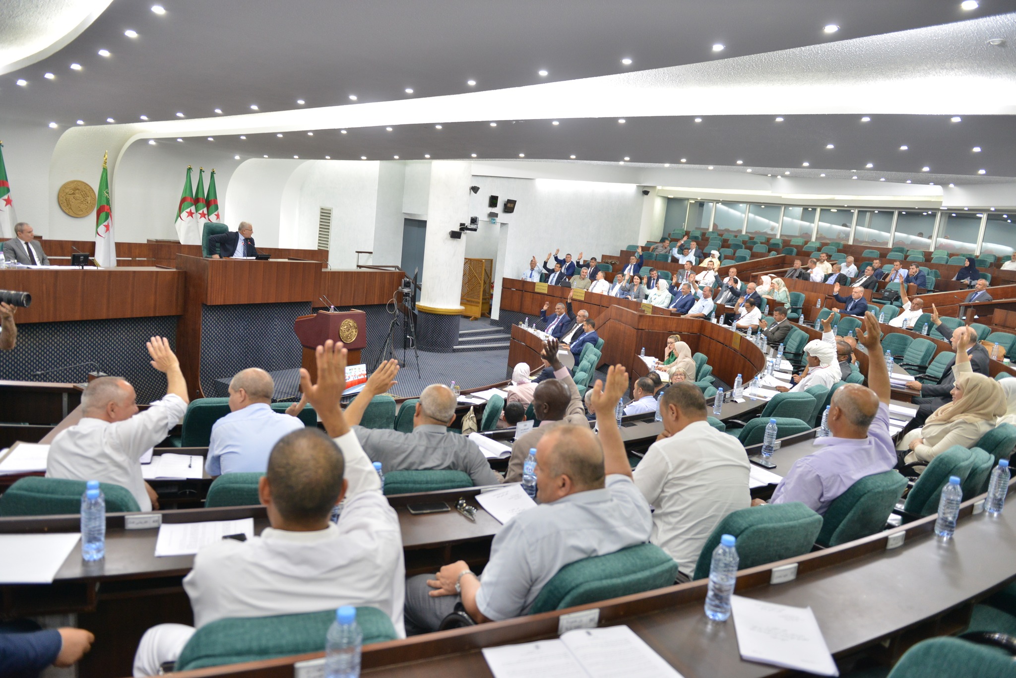 المصادقة على القانون المحدد للقواعد العامة للصفقات العمومية
