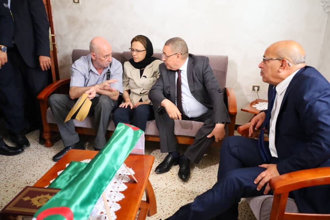 Merad présente à Tizi-Ouzou les condoléances du président de la République à une famille des victimes