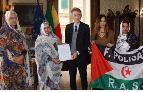 عمدة نابولي غايتانو مانفريدي رفقة وفد صحراوي