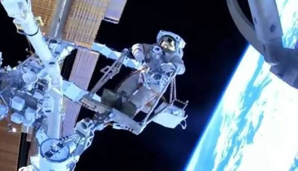 رائدا فضاء روسيان يكملان عملية سير في الفضاء استغرقت أكثر من6 ساعات