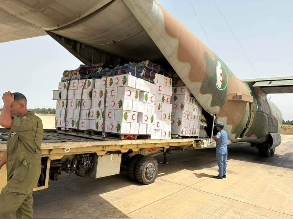 إن قزام: وصول طائرة عسكرية محملة بمساعدات مختلفة لفائدة متضرري الفيضانات الأخيرة