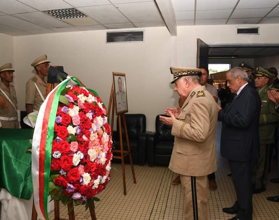 الفريق أول السعيد شنقريحة يلقي النظرة الأخيرة على جثمان الفقيد رشيد حراث