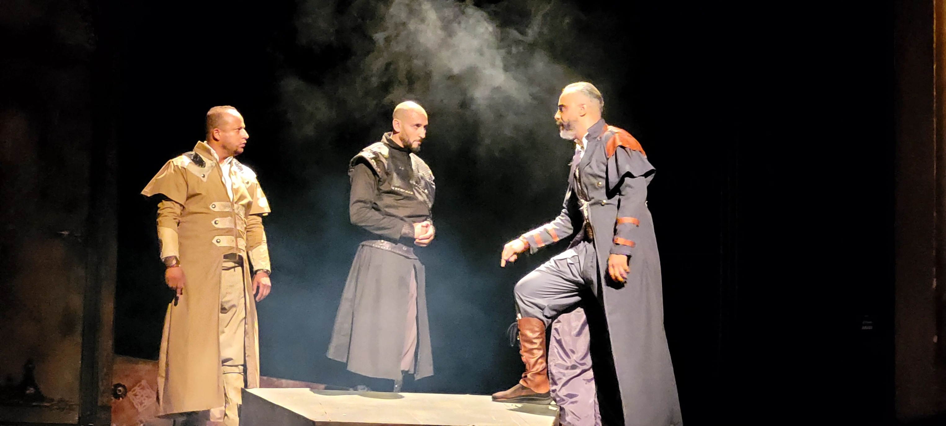 العمل المسرحي ثورة