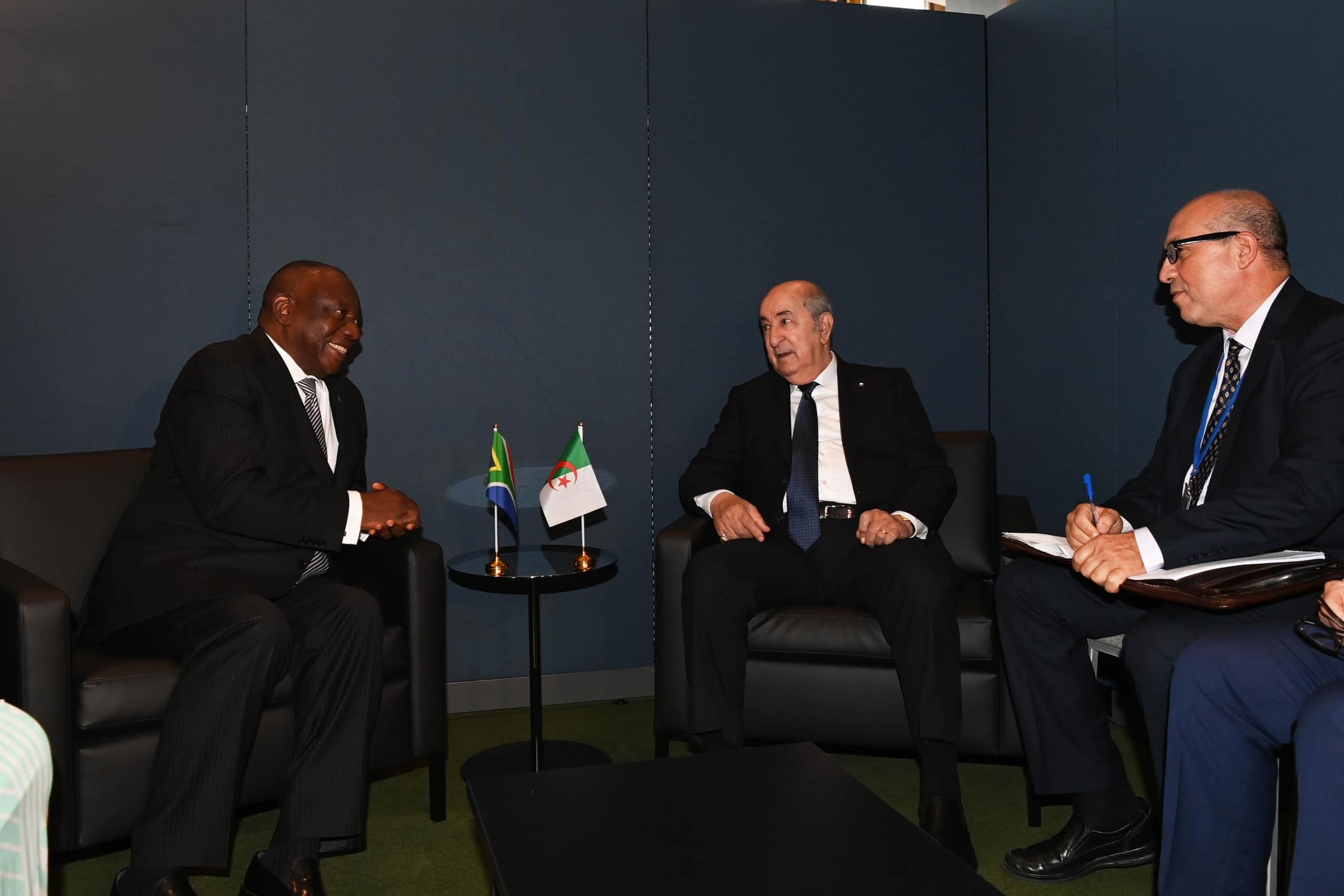 رئيس الجمهورية يتحادث مع نظيره الجنوب إفريقي