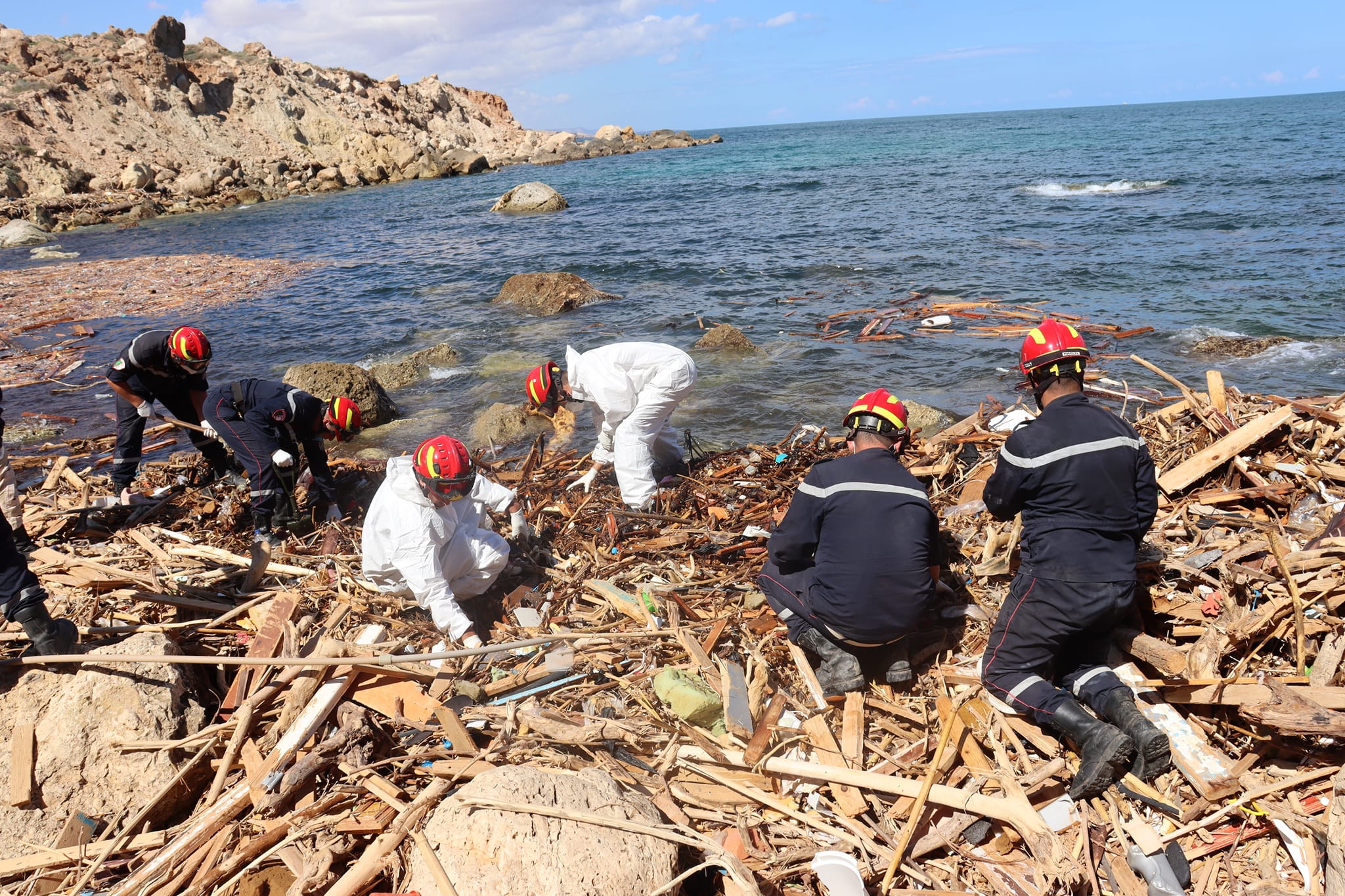 انتشال 344 جثة من طرف فرق الحماية المدنية الجزائرية بدرنة