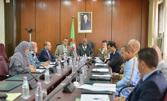 لجنة الشؤون القانونية والإدارية تواصل إثراء المشروع التمهيدي للنظام الداخلي للمجلس