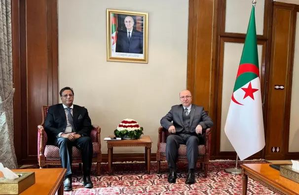 الوزير الأول يستقبل سفير موريتانيا بالجزائر
