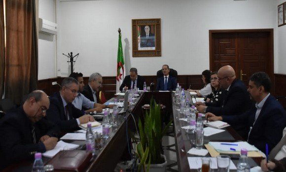 هني يترأس اجتماعا مع مدراء المصالح الفلاحية الولائية هني يترأس اجتماعا مع مدراء المصالح الفلاحية الولائية