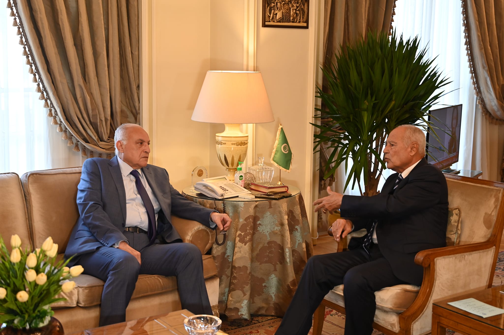 عطاف يجري بالقاهرة مشاورات ثنائية مع أبو الغيط ويتحادث مع عدد من نظرائه العرب عطاف يجري بالقاهرة مشاورات ثنائية مع أبو الغيط ويتحادث مع عدد من نظرائه العرب