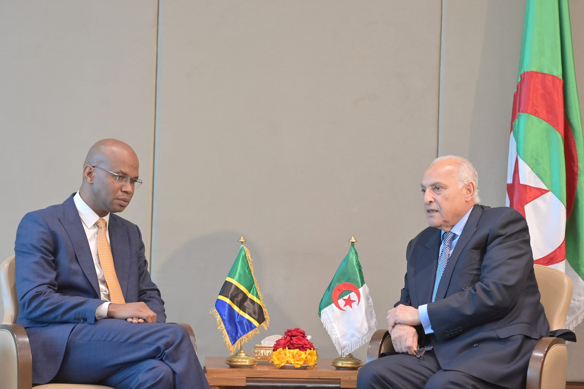 عطاف يستقبل نظيره من جمهورية تنزانيا الاتحادية