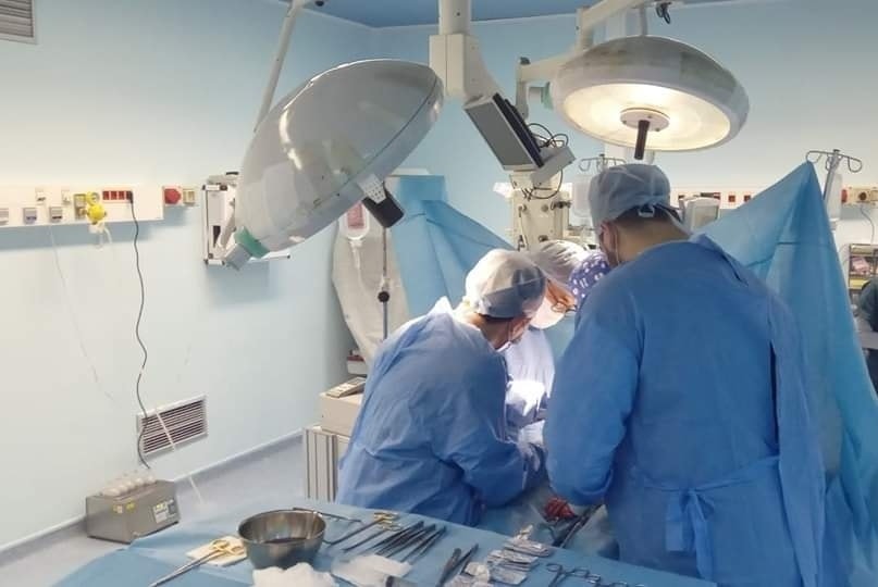 إجراء ثلاث عمليات زراعة كلى