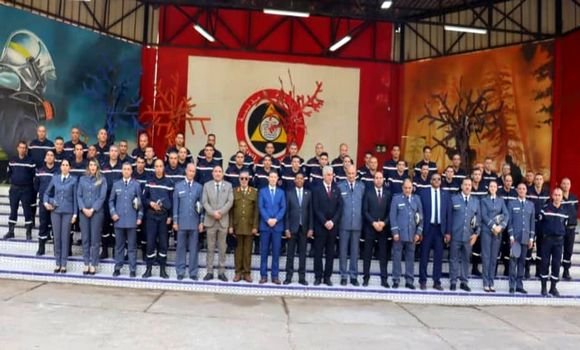 سفير ليبيا بالجزائر يكرم فرق الإنقاذ الجزائرية المشاركة في عمليات البحث والإغاثة بمدينة درنة