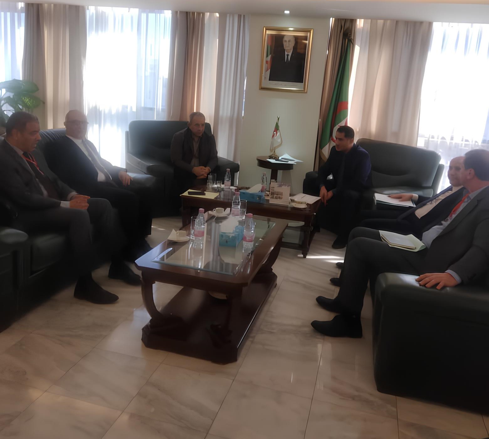 وزير الاتصال يناقش الشبكة الرمضانية المقبلة مع مديري الإذاعة والتلفزيون