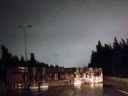 انقلاب شاحنة بطريق الشفة