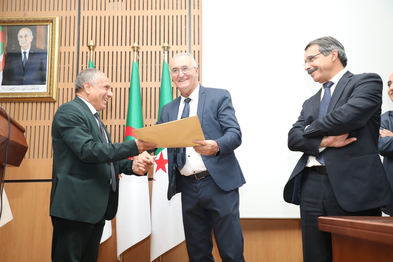 تسليم الاعتمادات المالية لمختلف الدوائر الوزارية