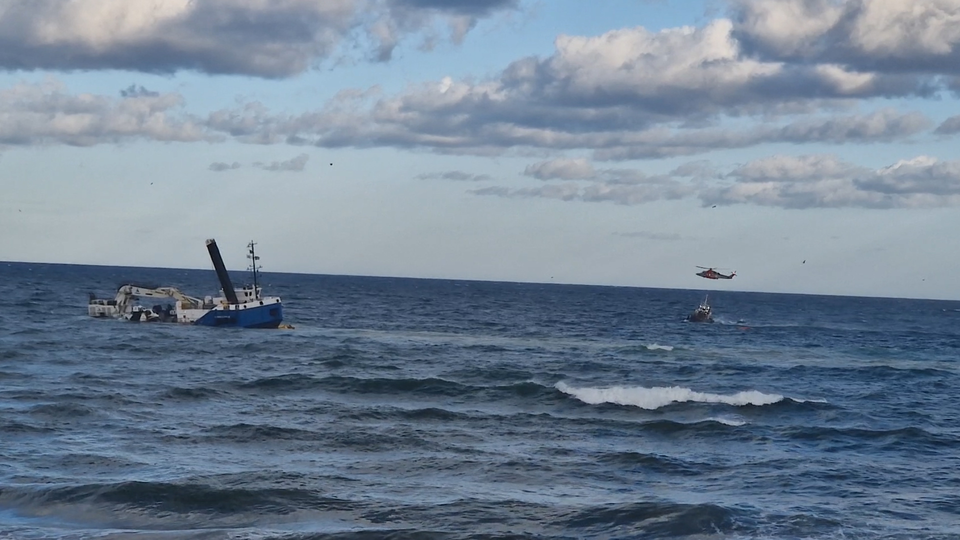 وزارة الدفاع: إنقاذ وإجلاء طاقم سفينة تحمل الراية الاسبانية بسواحل تيبازة