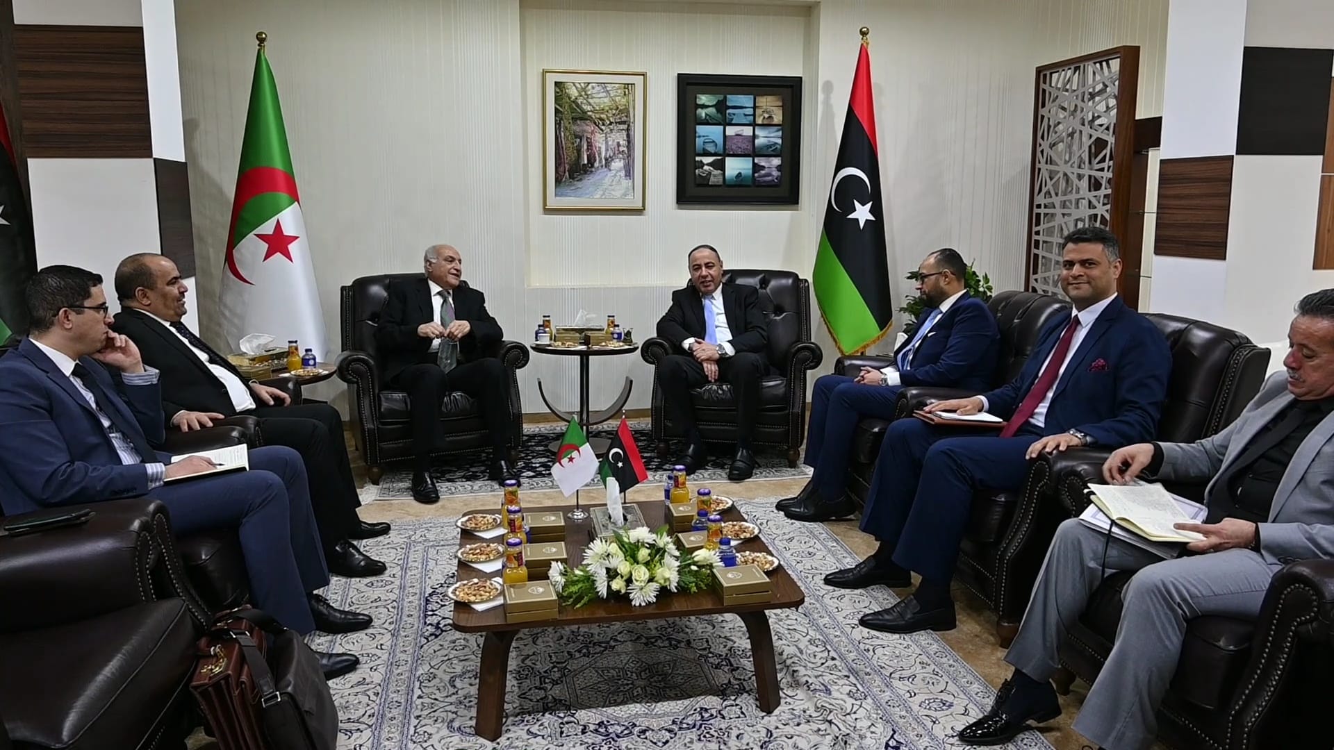 عطاف يجري مباحثات ثنائية