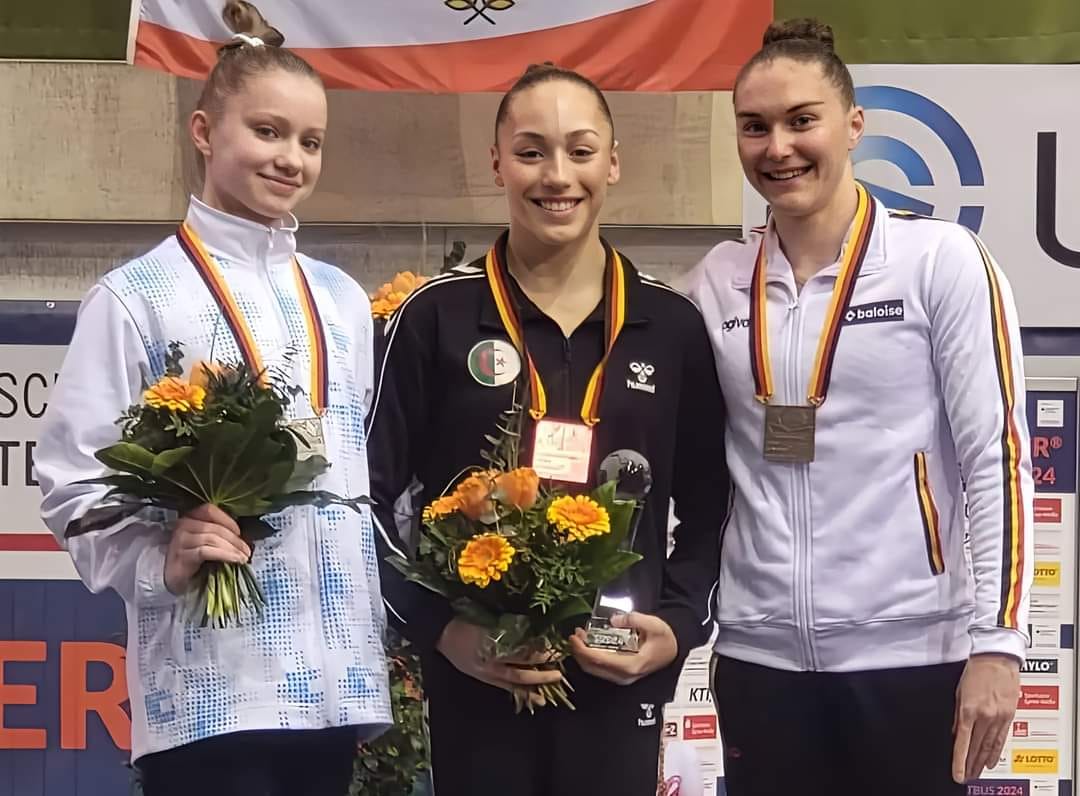 كيليا نمور (وسط)