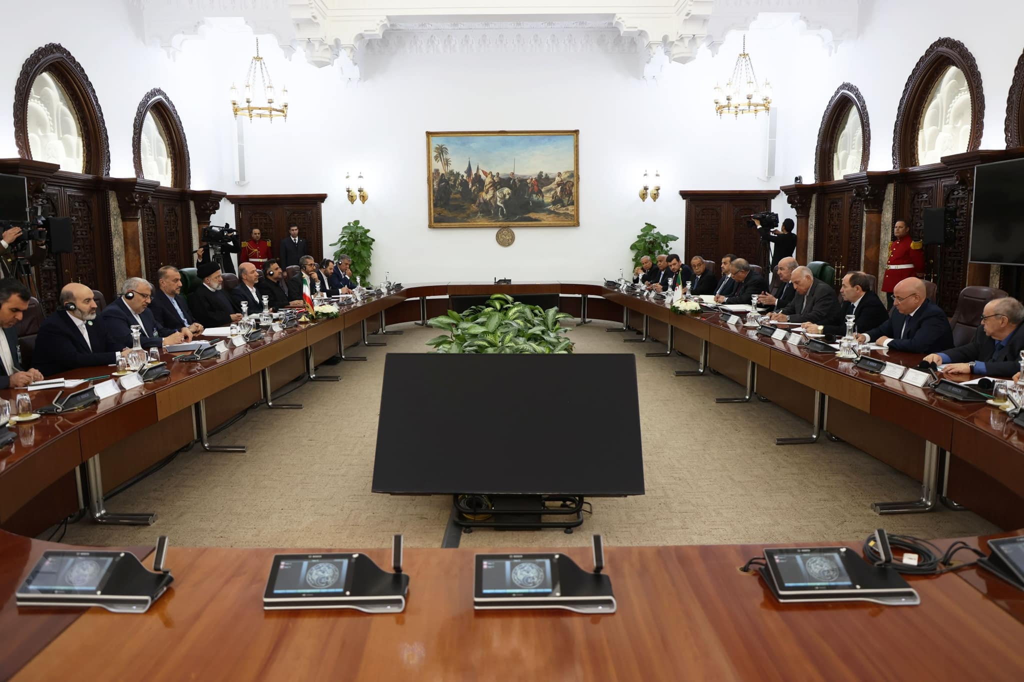 Entretiens élargis entre le Président de la République et son homologue iranien