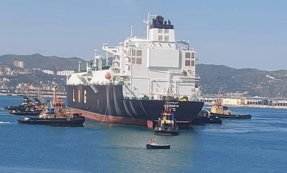 نجاح عملية الرسو والربط لباخرة "أوغارتا" بميناء سكيكدة النفطي