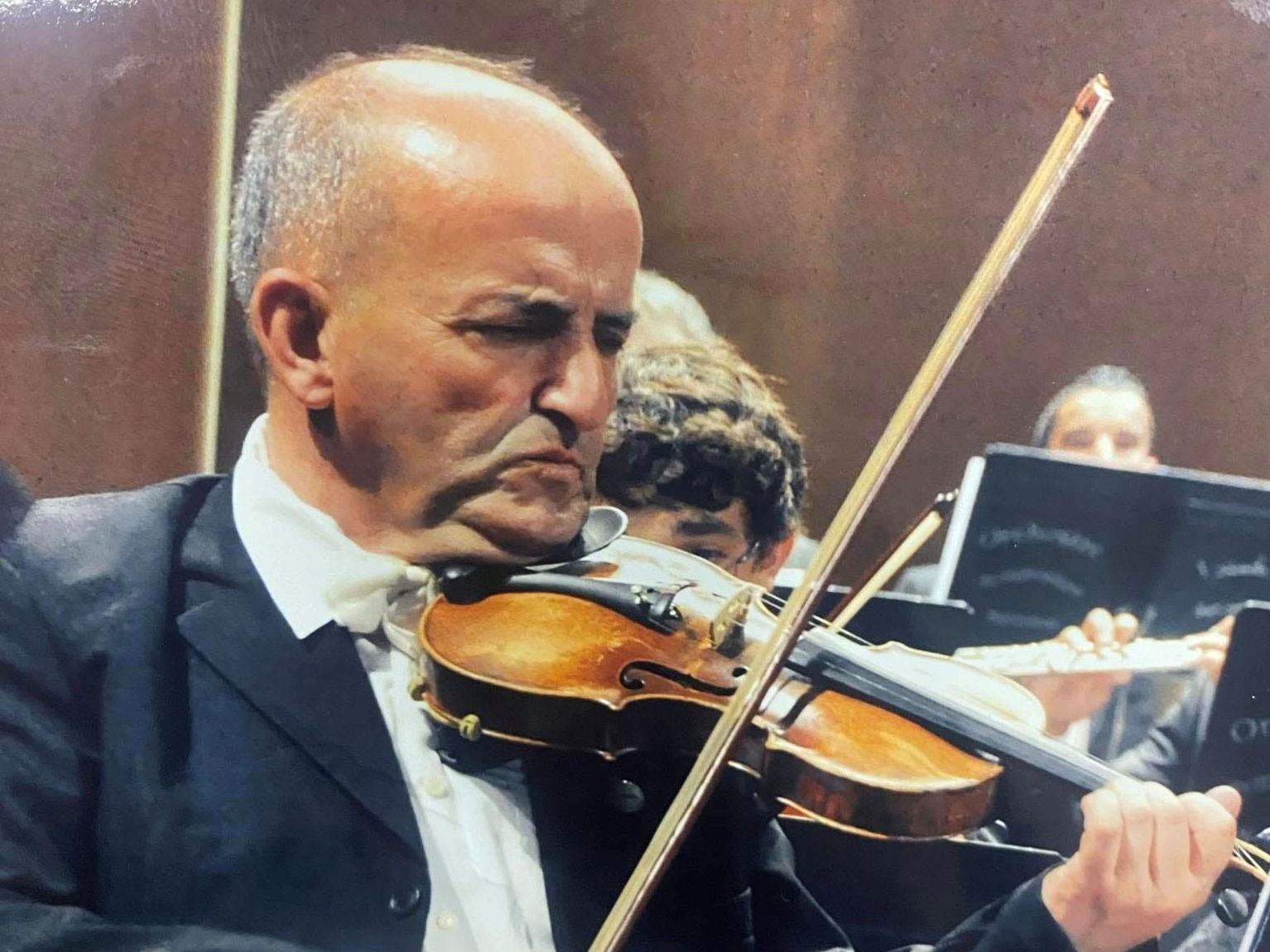 وفاة الموسيقي وأحد مؤسسي الأوركسترا السيمفونية الجزائرية عبد الكريم قارة | الإذاعة الجزائرية