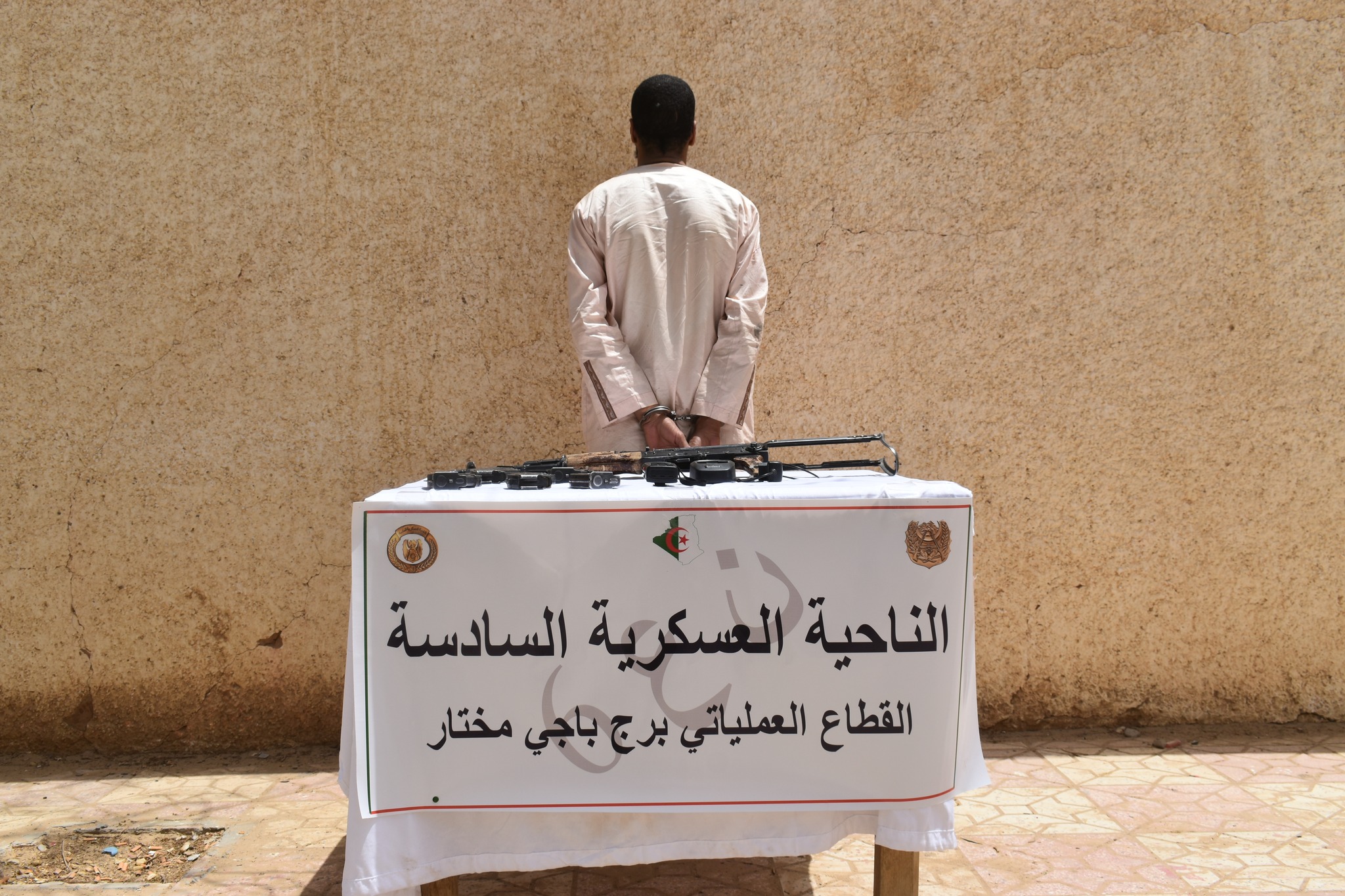 ارهابي يسلم نفسه للسلطات العسكرية ببرج باجي مختار