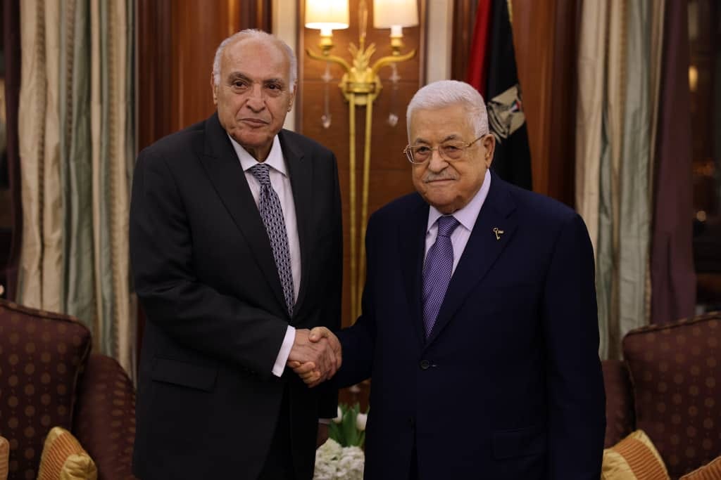 Ahmed Attaf reçu à Riyadh  par le président de l'autorité palestinienne Mahmoud Abbas