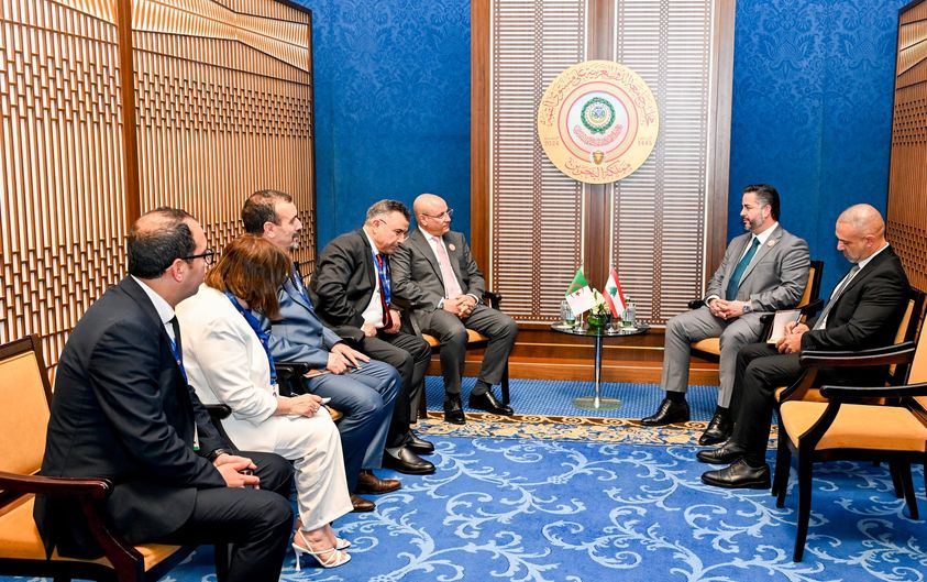 السيد زيتوني يبحث بالمنامة مع نظيره اللبناني سبل تعزيز التعاون الاقتصادي والتجاري السيد زيتوني يبحث بالمنامة مع نظيره اللبناني سبل تعزيز التعاون الاقتصادي والتجاري