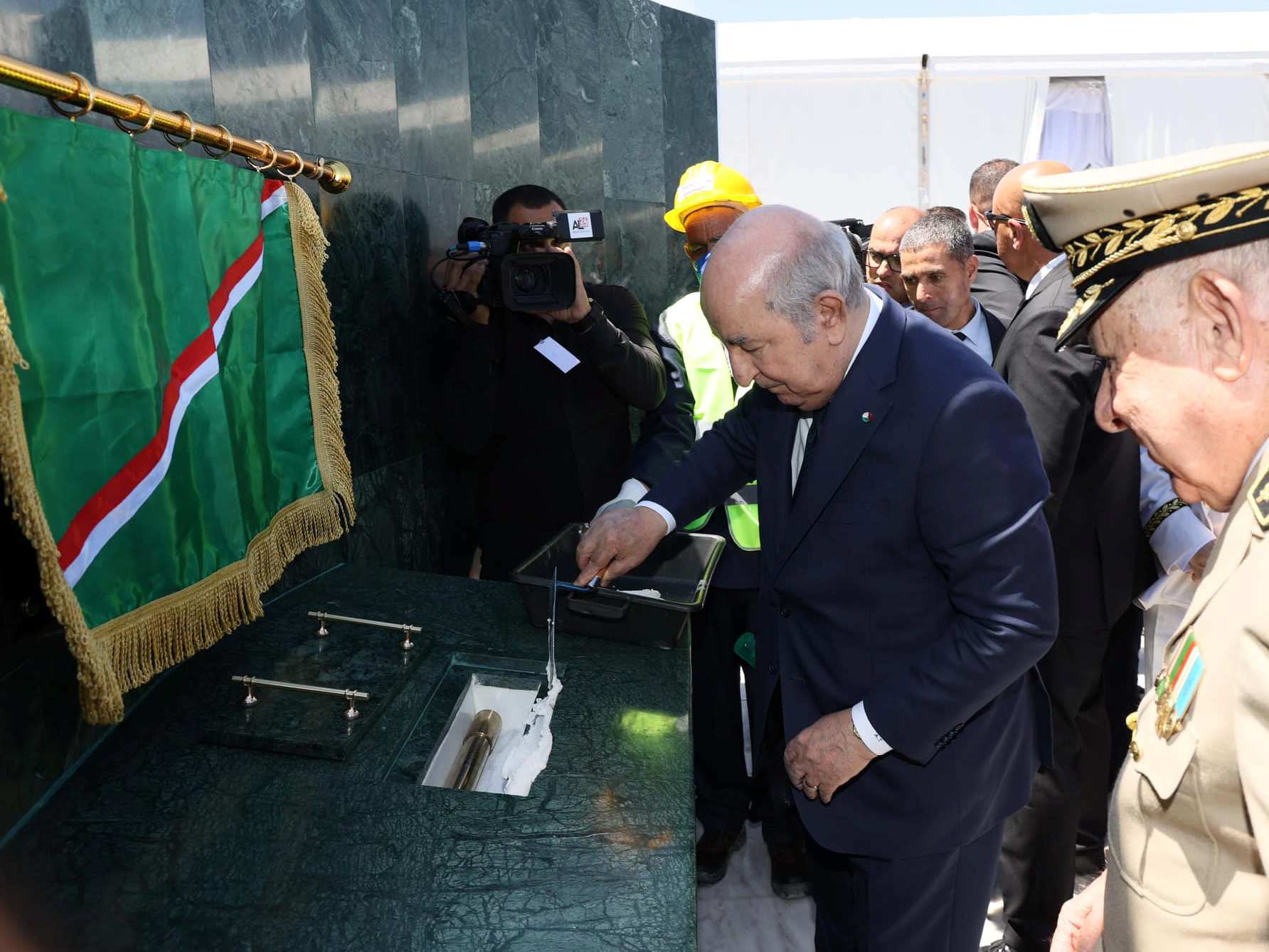 Le président de la République pose la première pierre du projet de réalisation de 600 logements publics locatifs à Khenchela