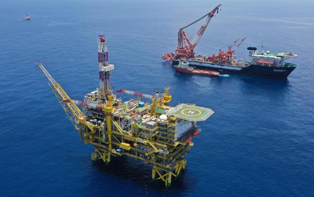 تركيب منصة حفر بحرية