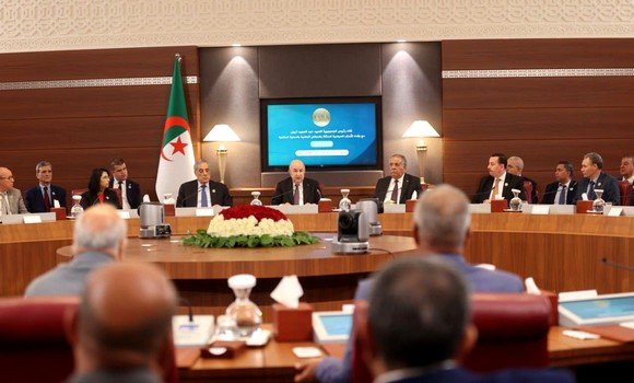 لقاء رئيس الجمهورية مع رؤساء الأحزاب السياسية الممثلة في المجالس المنتخبة