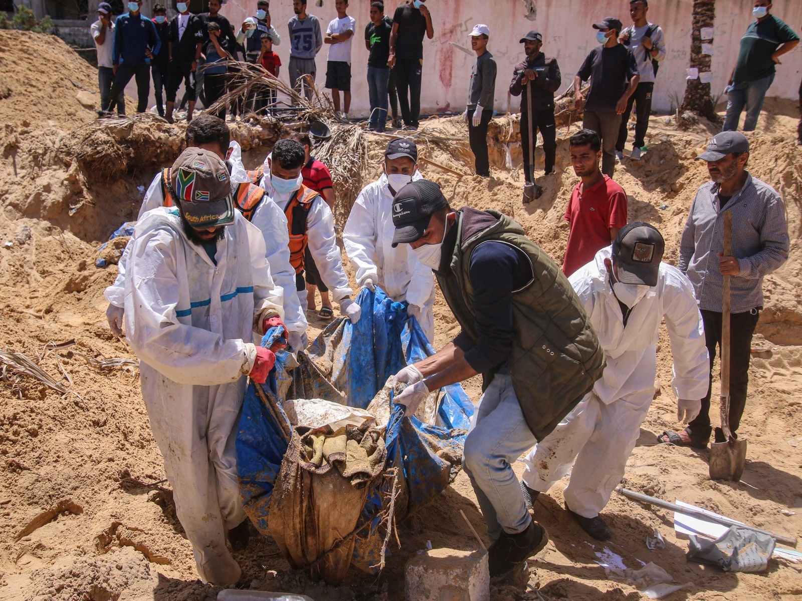 80 corps de martyrs découverts dans 3 fosses communes à l'hôpital Shifa