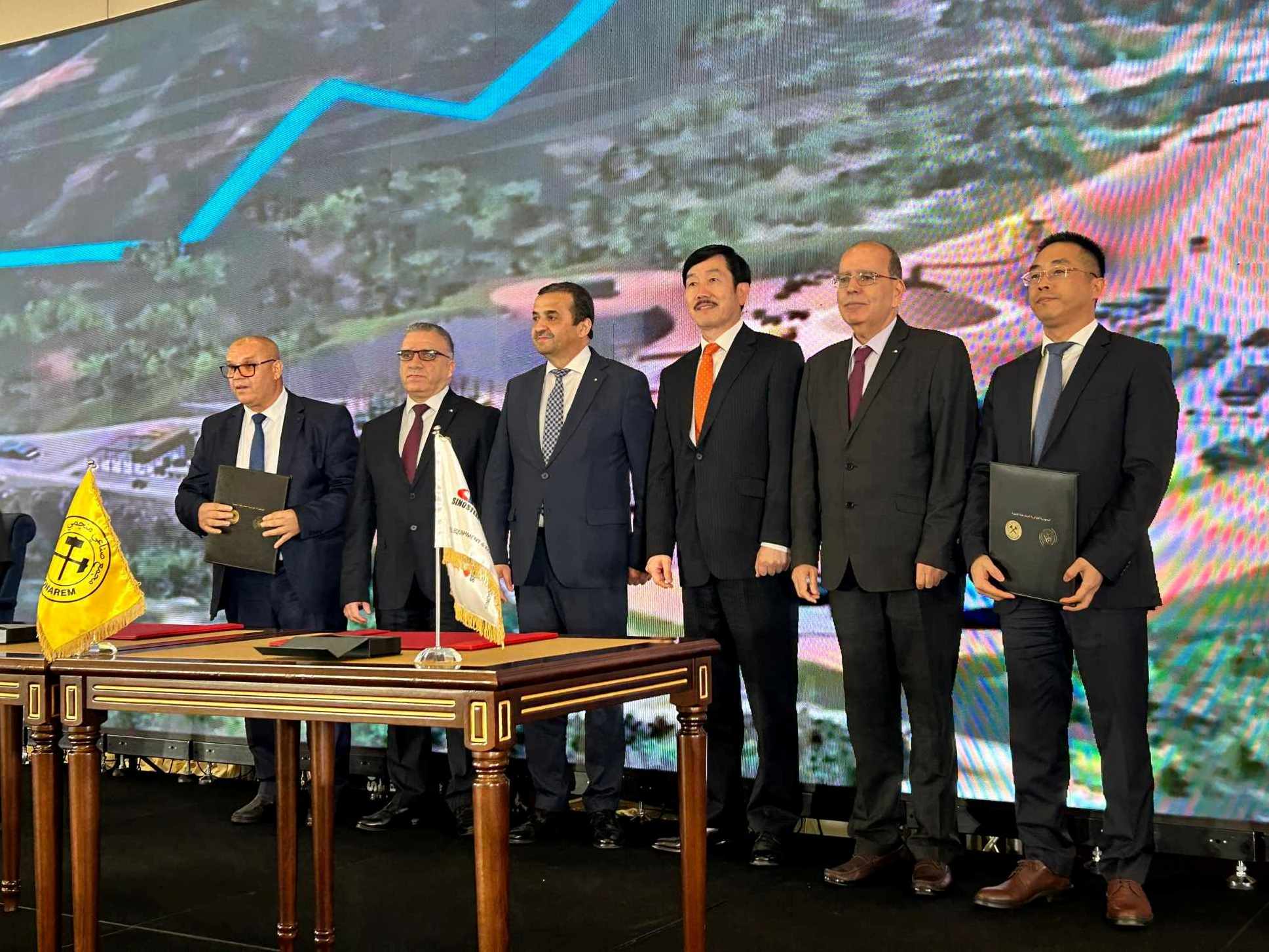 Signature de trois accords et contrats de projets miniers et métallurgiques entre des compagnies nationales et des partenaires étrangers