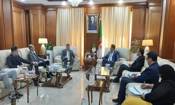 محادثات مع وفد من شركة "زاروبيج نفط" حول فرص الاستثمار في مجال المحروقات