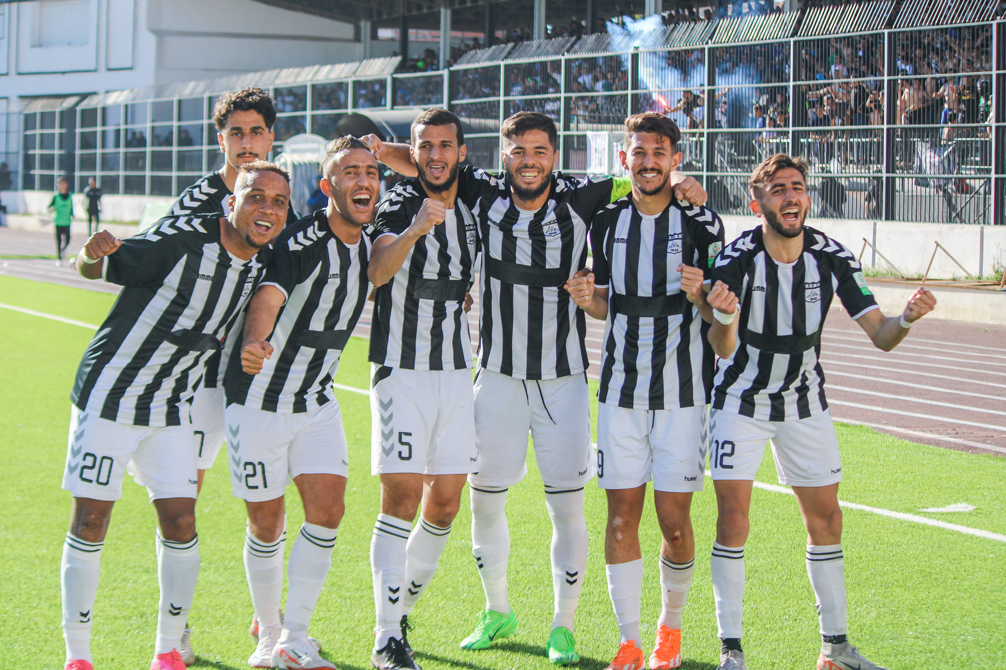 Joie des joueurs de l'USM Khenchela après leur victoire