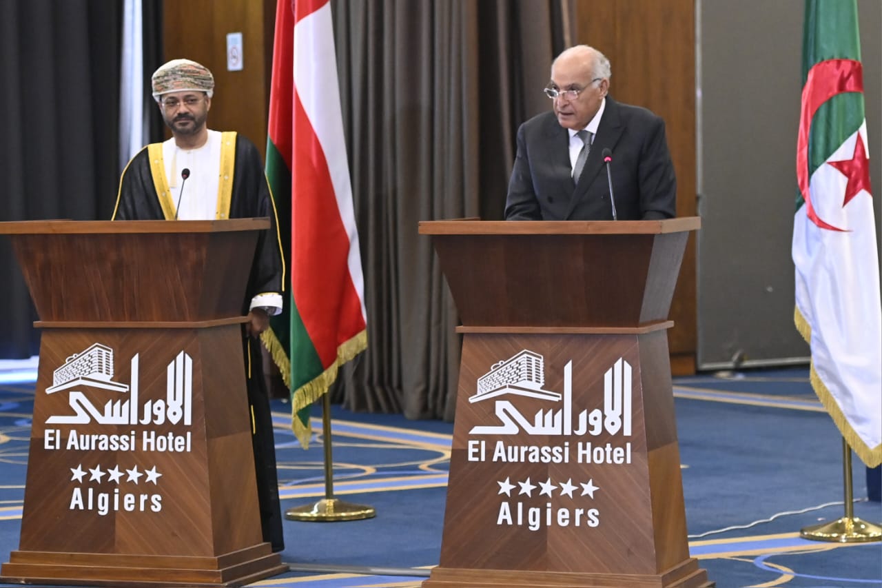 اللجنة الجزائرية العمانية